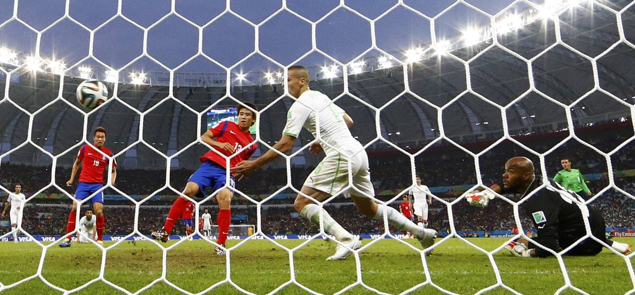 Il secondo gol coreano fotografato da dietro la porta algerina (Reuters)